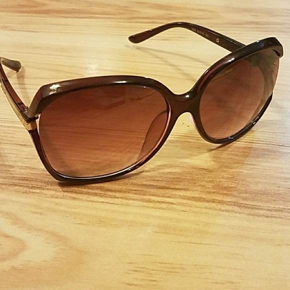 NEW! Designer Sunglasses - Picture 3 of 6